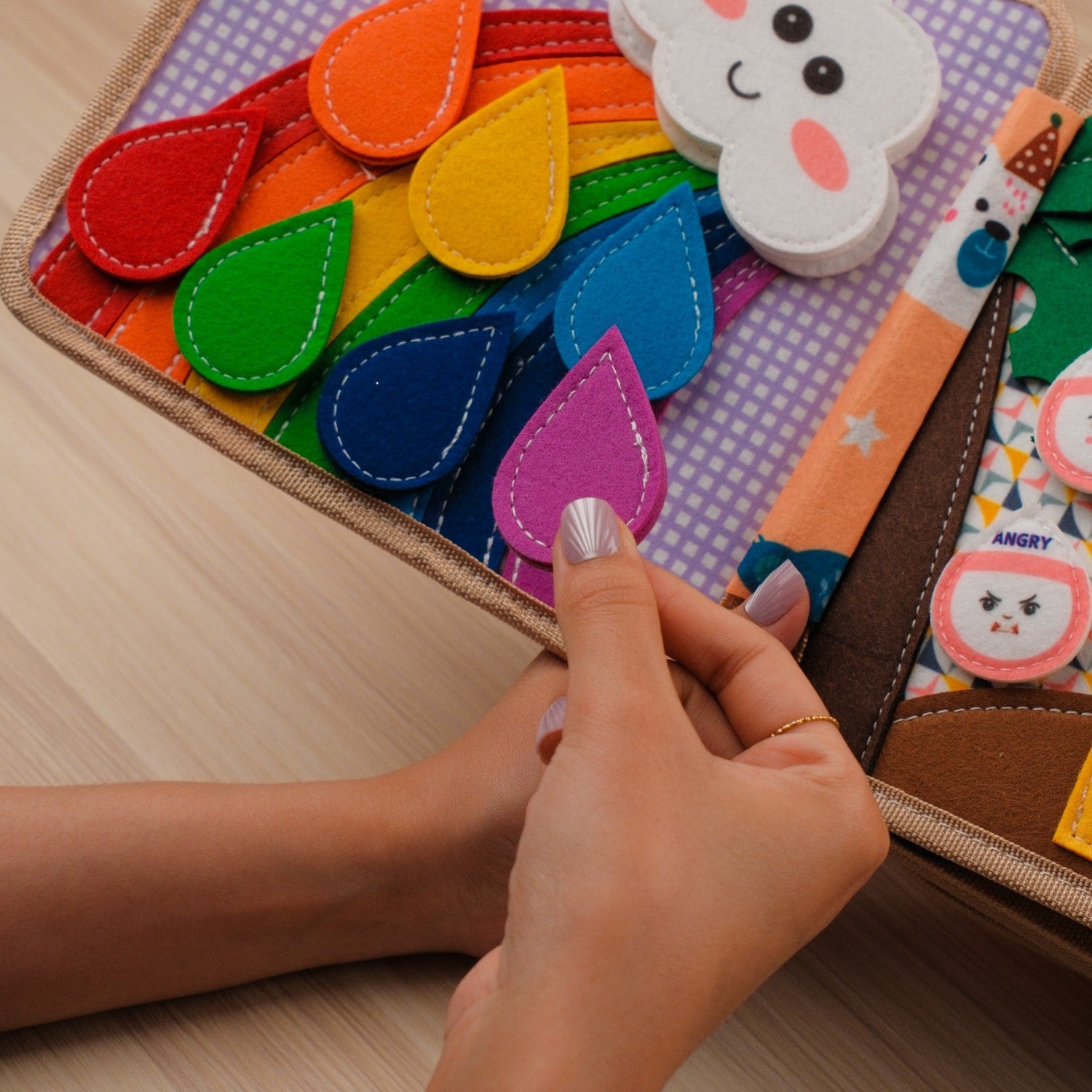 Giraffe Adventure Quiet Book — Peek-a-Boo Cover, Emotions & Colour Matching